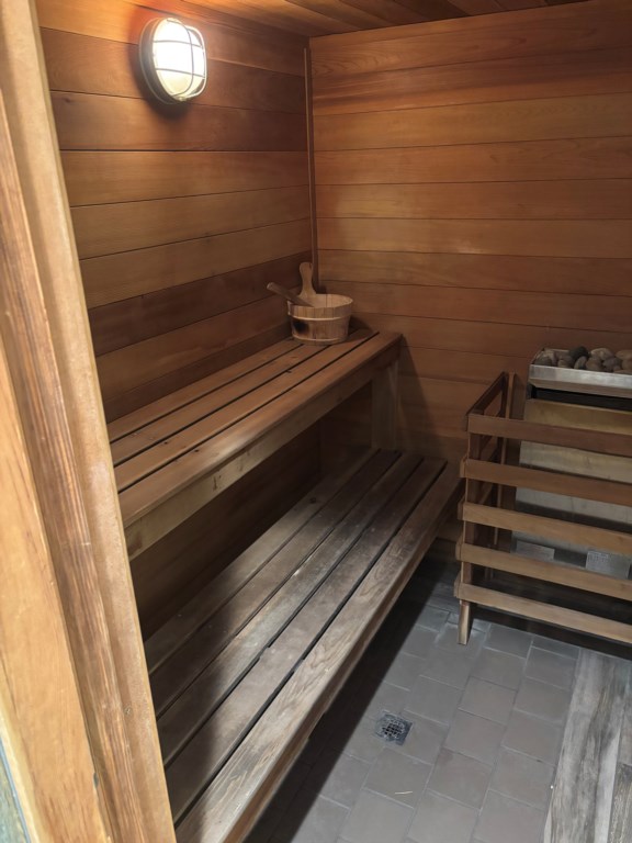 Community room mens dry sauna