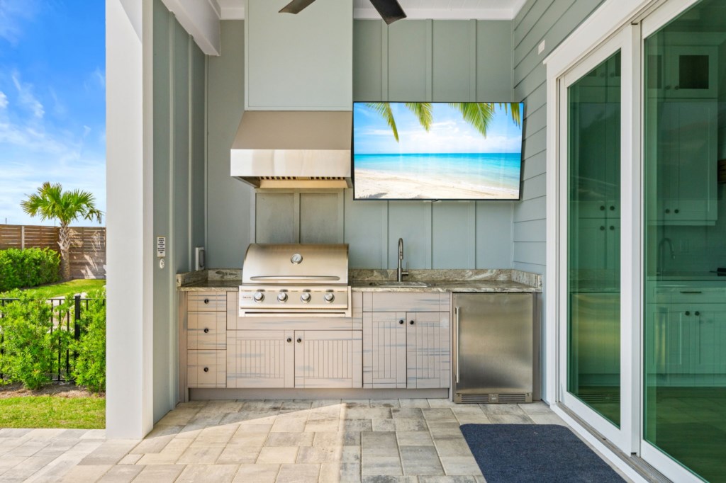 Spacious Pool and Outdoor Entertaining Area