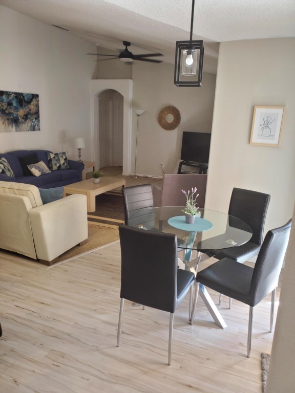 Kitchen nook and lounge