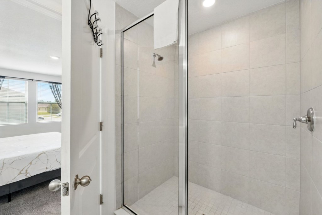 huge shower room can bathe the whole family at the same time...