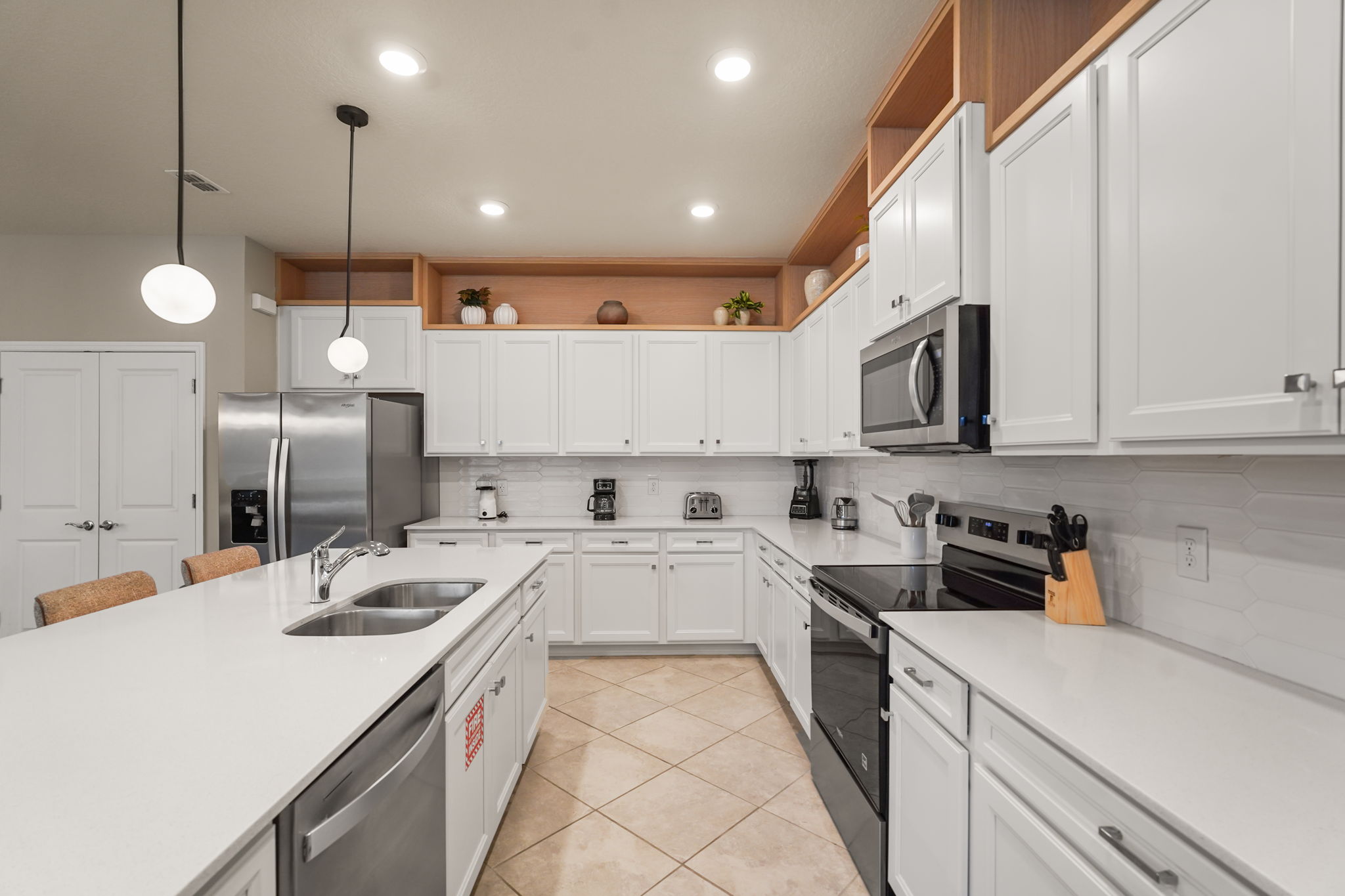 Full Kitchen — 15922 Cape Coral Loop, photo 17 of 115
