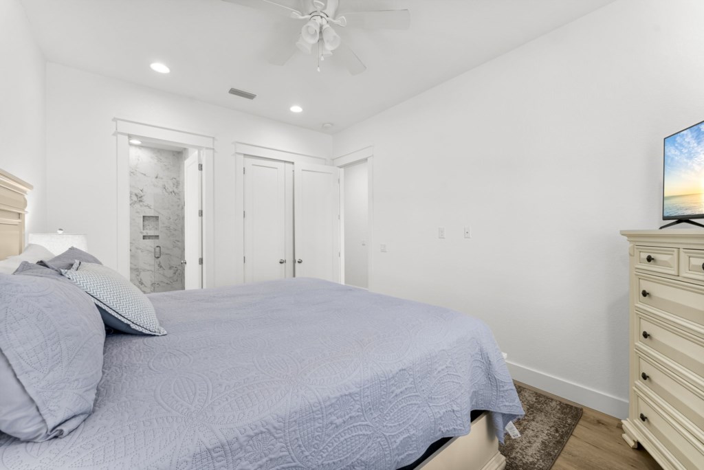 King Bedroom With Private Bathroom On 1st Floor