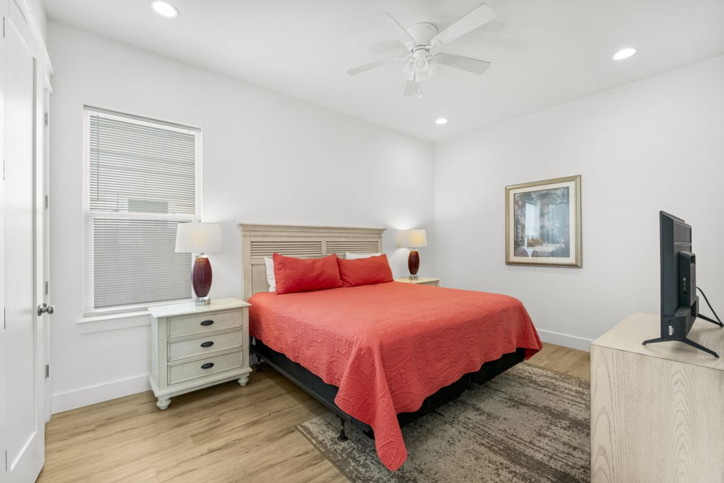King Bedroom With Private Bathroom On 1st Floor