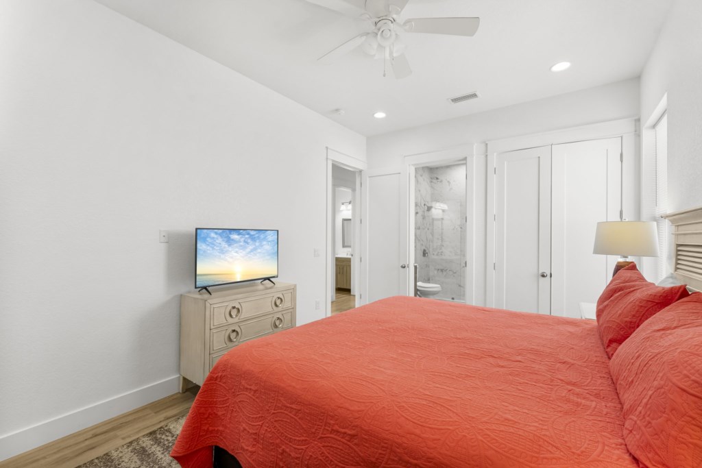 King Bedroom With Private Bathroom On 1st Floor