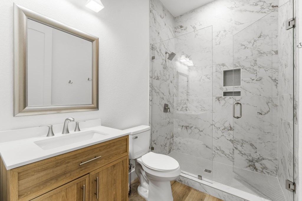 Private King Bathroom On 1st Floor