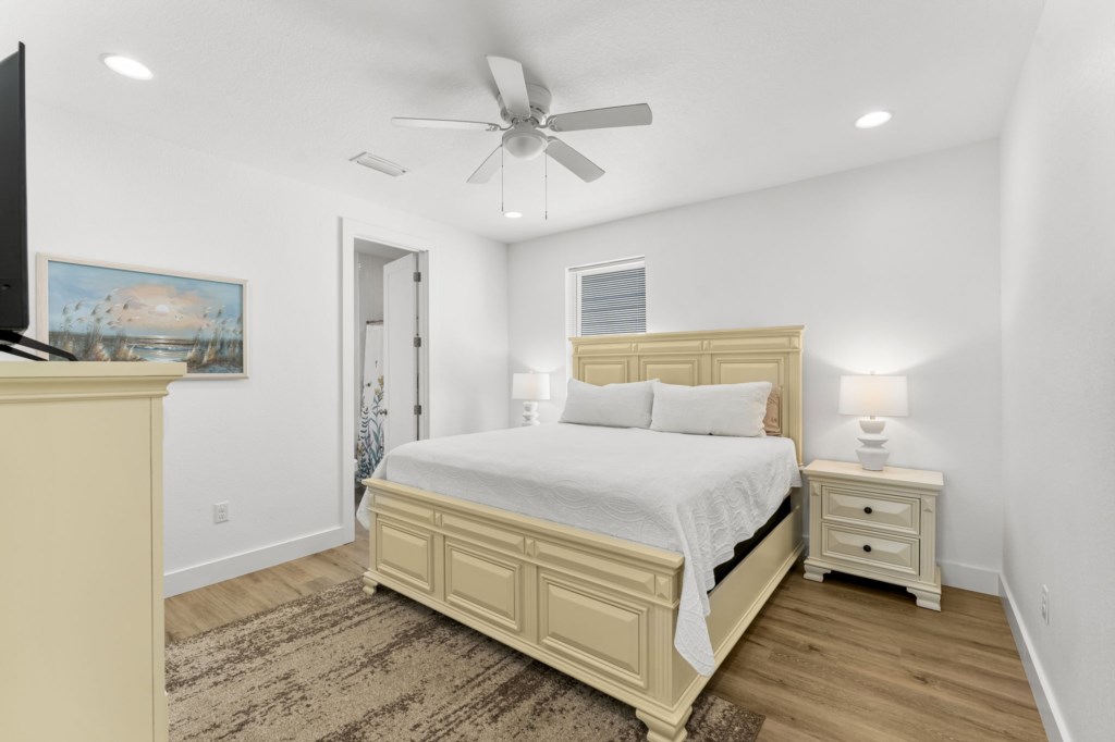 King Bedroom With Private Bathroom On 2nd Floor