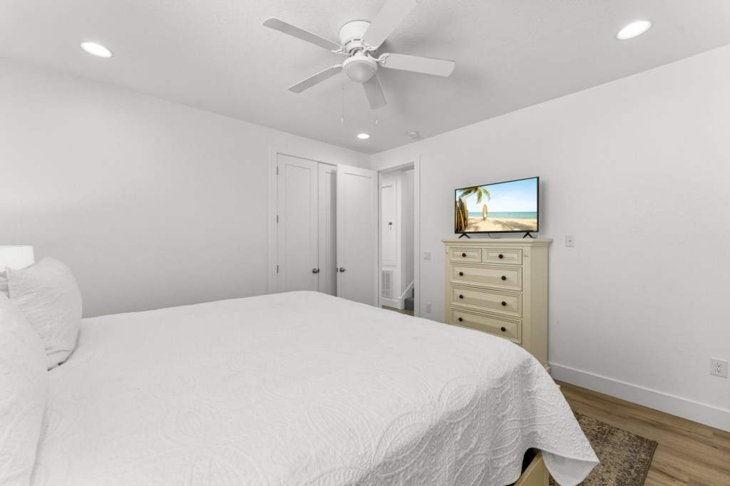 King Bedroom With Private Bathroom On 2nd Floor