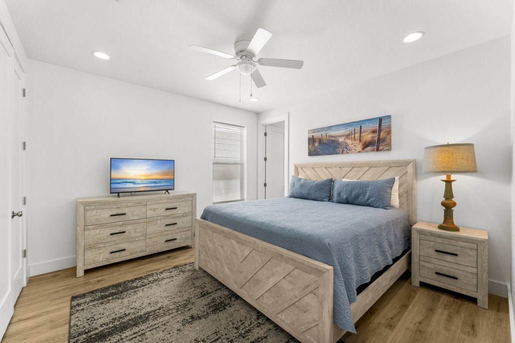 King Bedroom With Private Bathroom On 2nd Floor