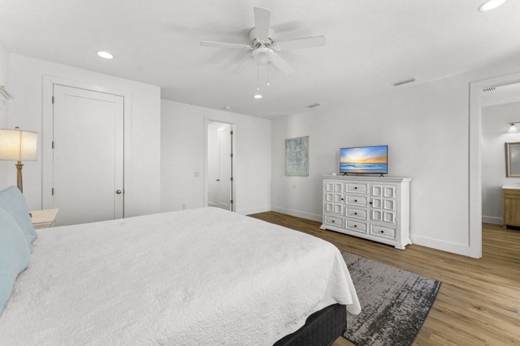 King Bedroom With Private Bathroom On 2nd Floor