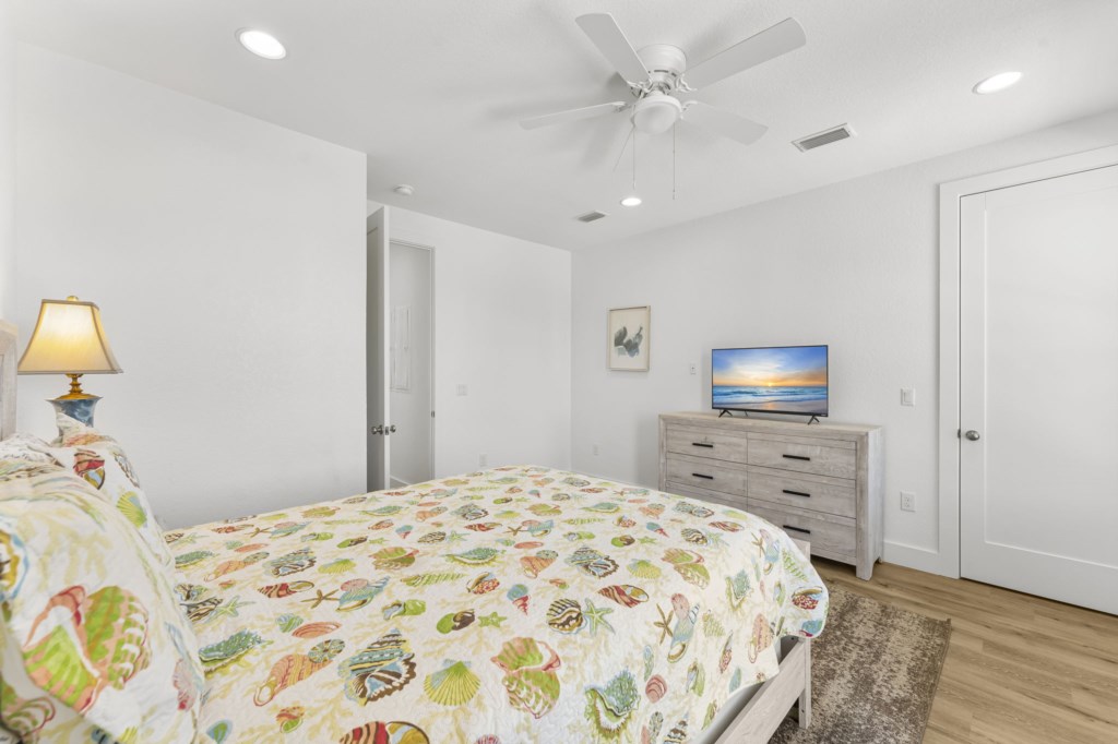 Queen Bedroom With Private Bathroom On 2nd Floor