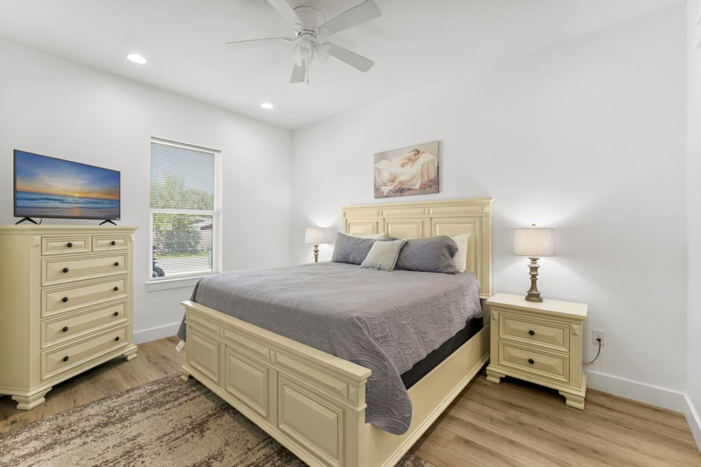 King Bedroom With Private Bathroom On 1st Floor