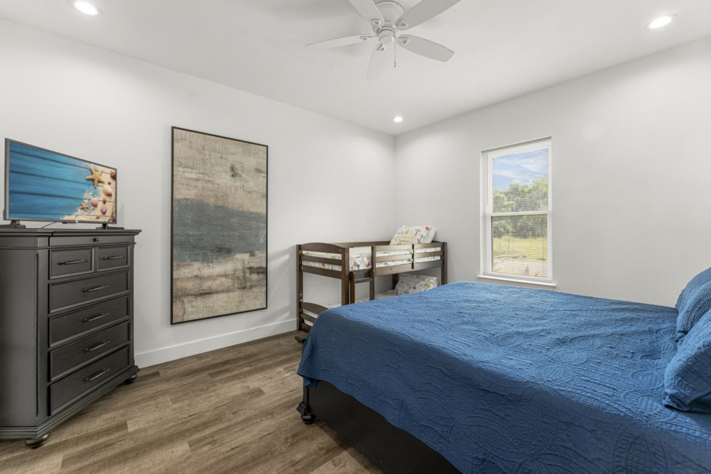 King Bedroom With Two Twin Beds and Private Bathroom On 1st Floor