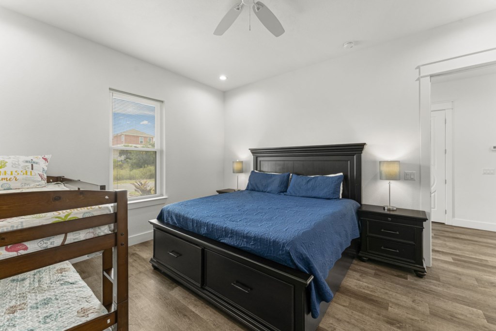 King Bedroom With Two Twin Beds and Private Bathroom On 1st Floor
