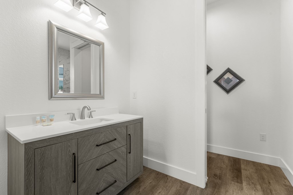 Private King Bathroom On 1st Floor