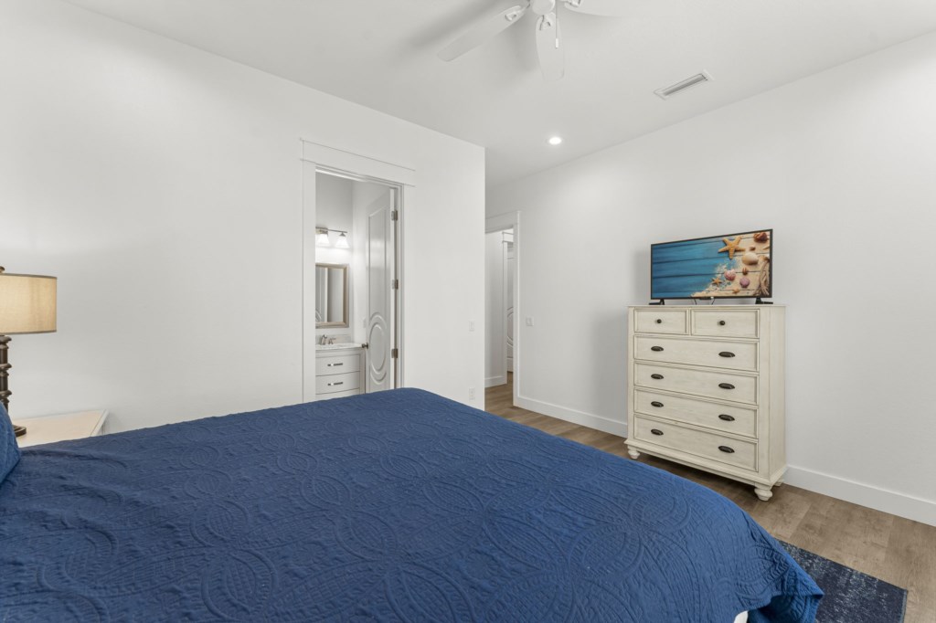 King Bedroom With Private Bathroom On 2nd Floor