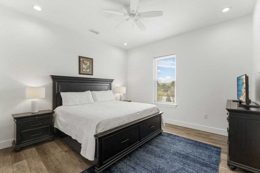 King Bedroom With Private Bathroom On 2nd Floor
