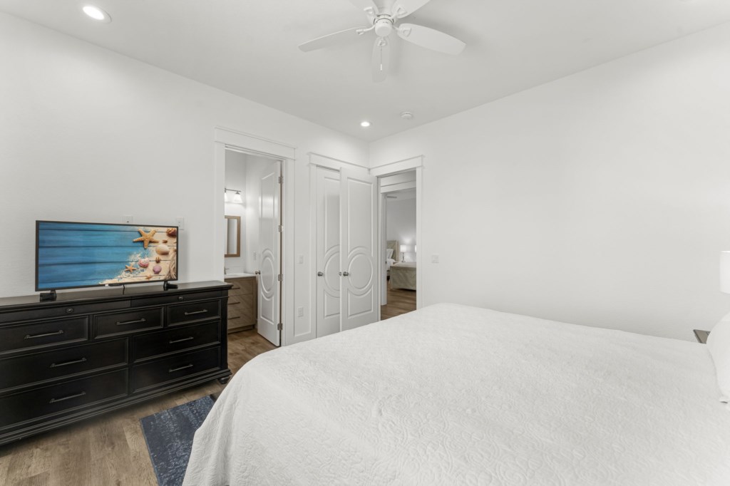 King Bedroom With Private Bathroom On 2nd Floor
