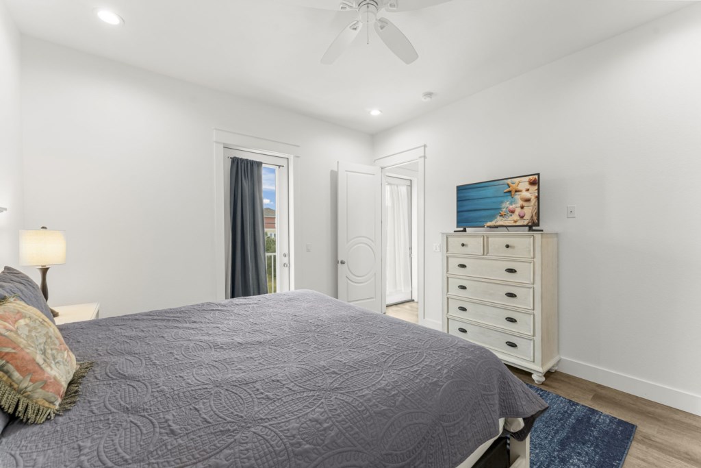 King Bedroom With Private Bathroom On 2nd Floor
