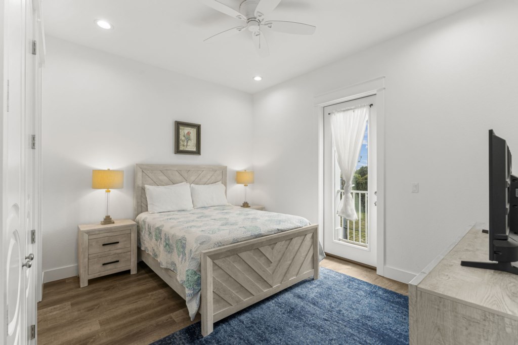 Queen Bedroom With Private Bathroom On 3rd Floor