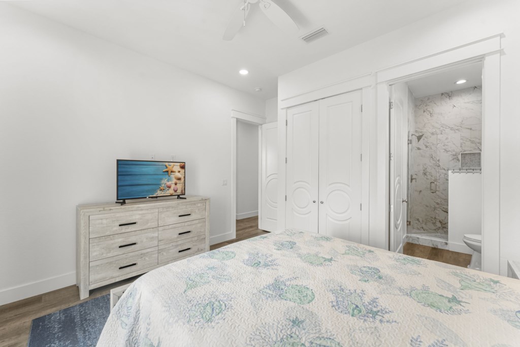 Queen Bedroom With Private Bathroom On 3rd Floor