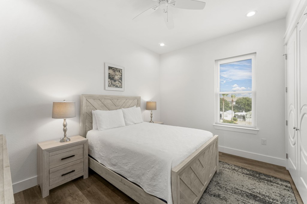 Queen Bedroom With Private Bathroom On 3rd Floor