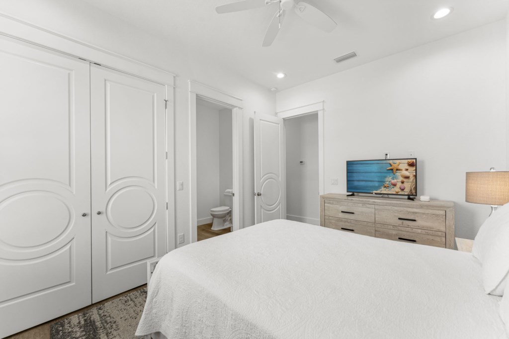 Queen Bedroom With Private Bathroom On 3rd Floor
