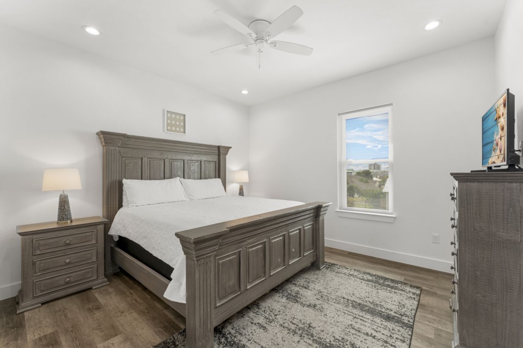King Bedroom With Private Bathroom On 3rd Floor