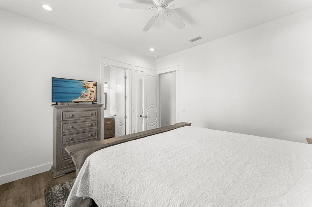 King Bedroom With Private Bathroom On 3rd Floor