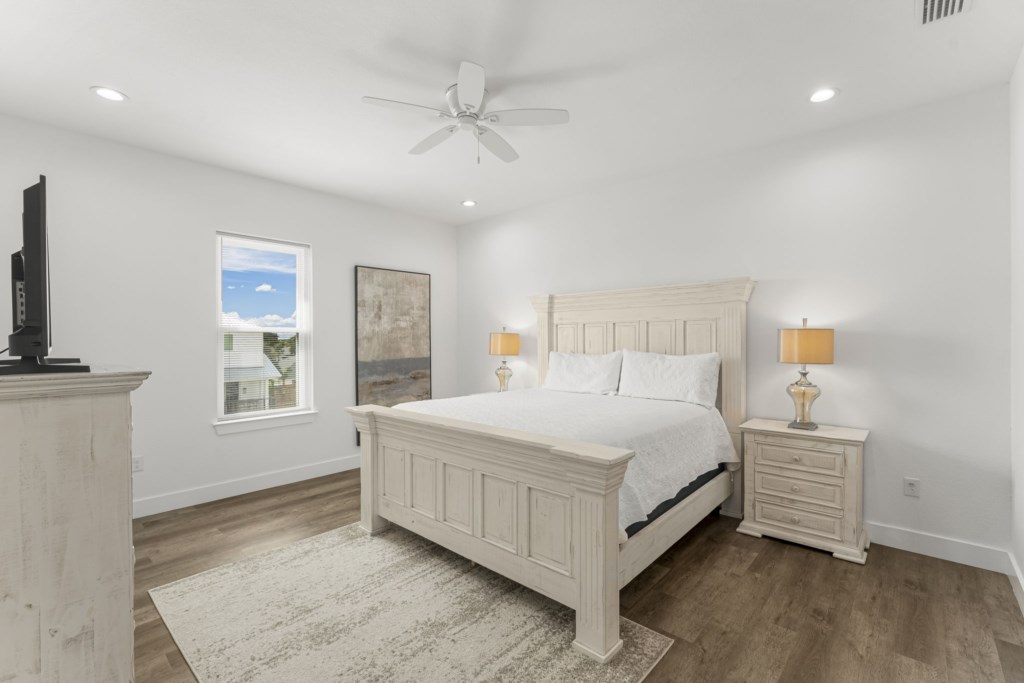 King Bedroom With Private Bathroom On 3rd Floor