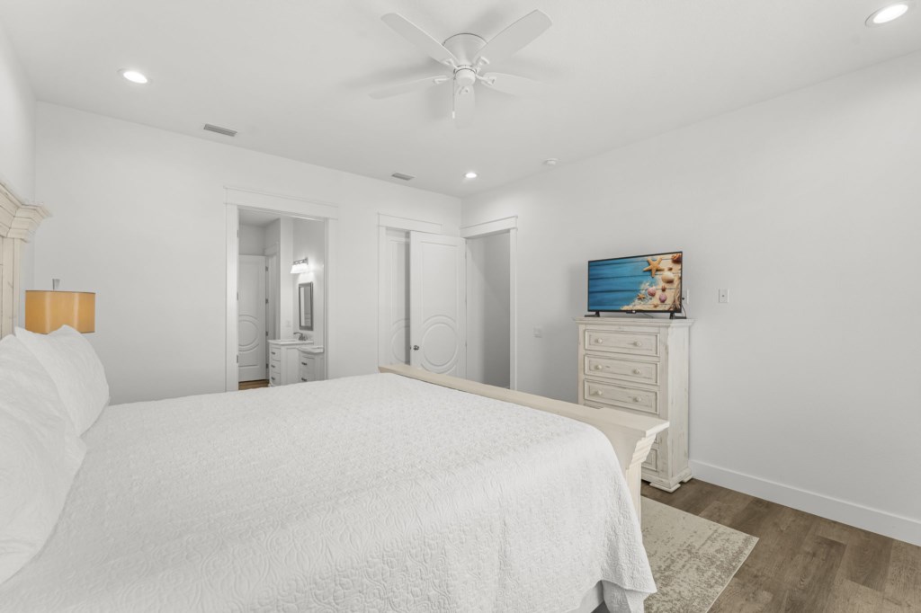 King Bedroom With Private Bathroom On 3rd Floor