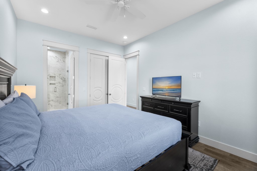 King Room on level 1 with a private bathroom