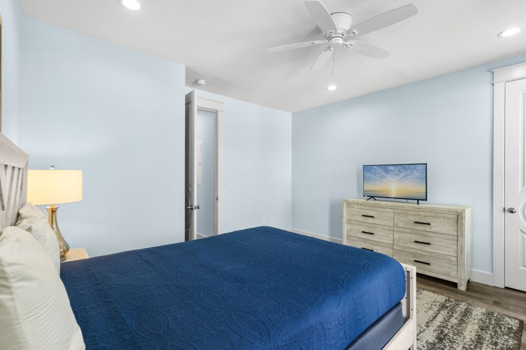 Queen room on level 2 with private bath