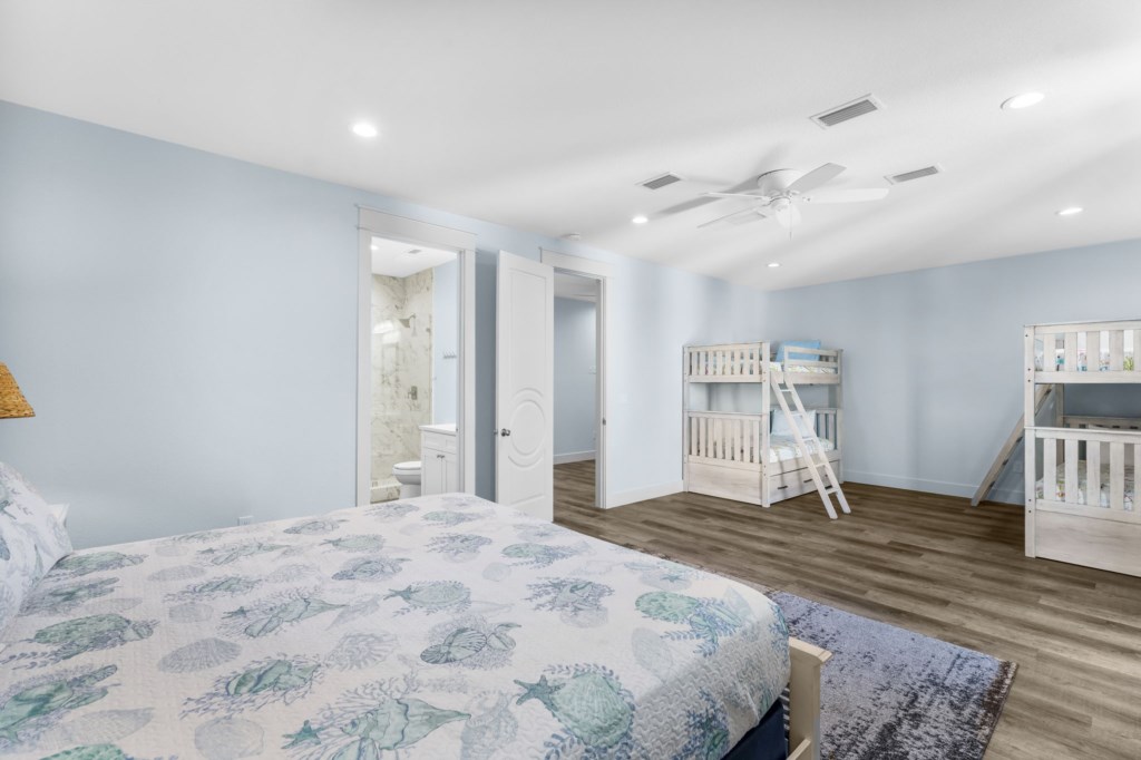 King Room with bunk beds and private bathroom on level 3