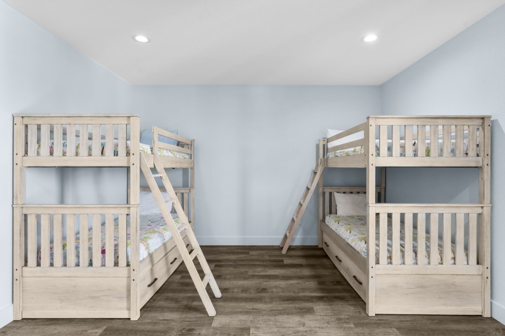 King Room with bunk beds and private bathroom on level 3