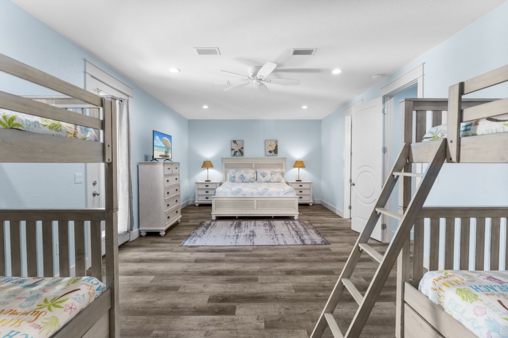 King Room with bunk beds and private bathroom on level 3