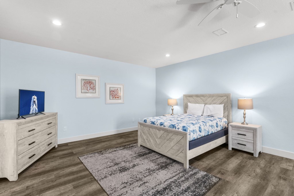 Queen Room with bunk beds and private bathroom on level 3