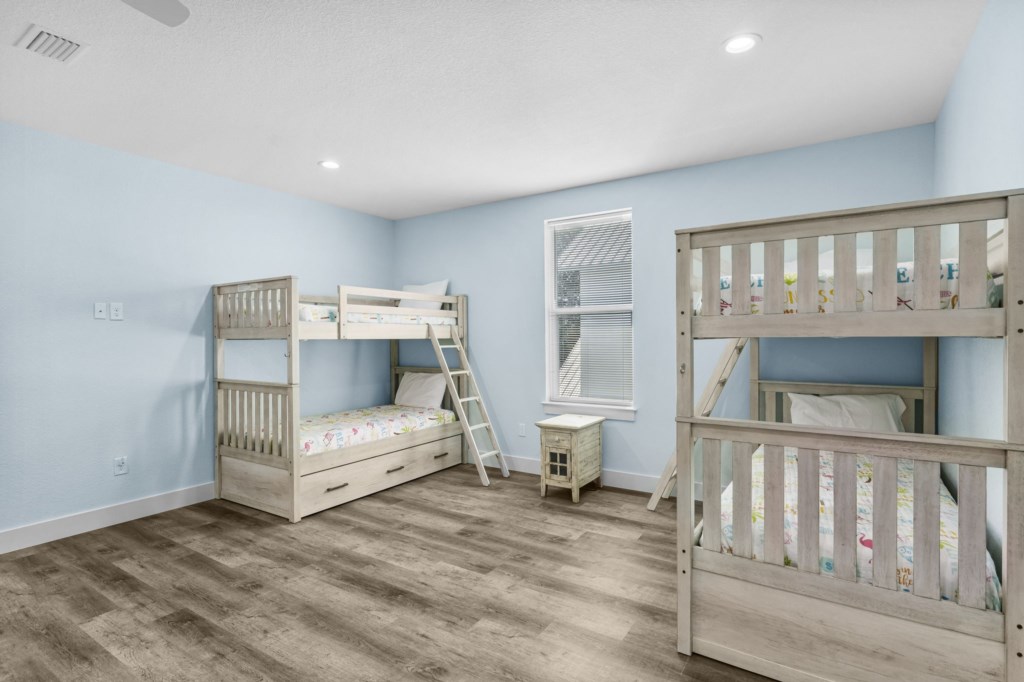 Queen Room with bunk beds and private bathroom on level 3