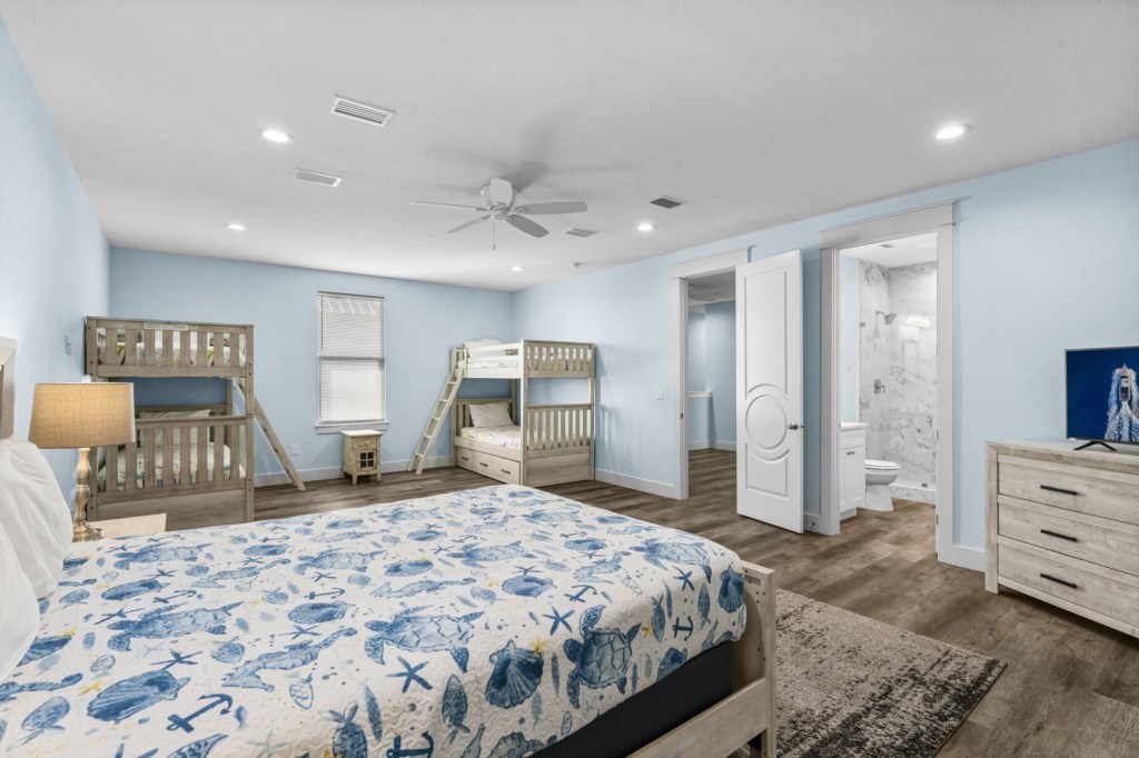 Queen Room with bunk beds and private bathroom on level 3