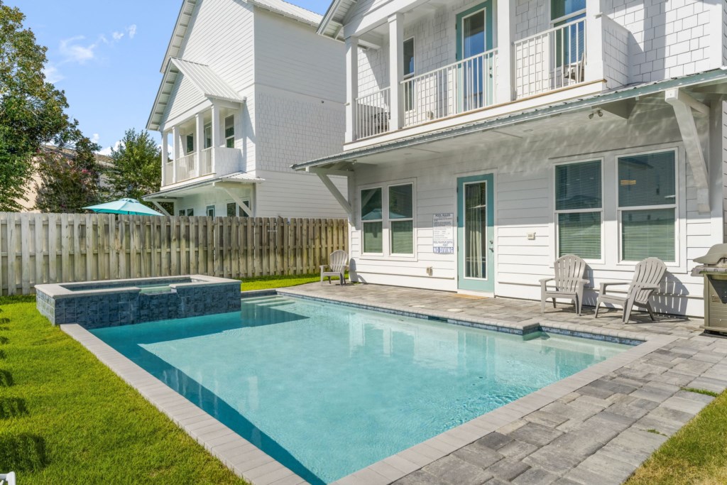 Refresh in the private pool with a spacious patio, ideal for relaxing or sunbathing.