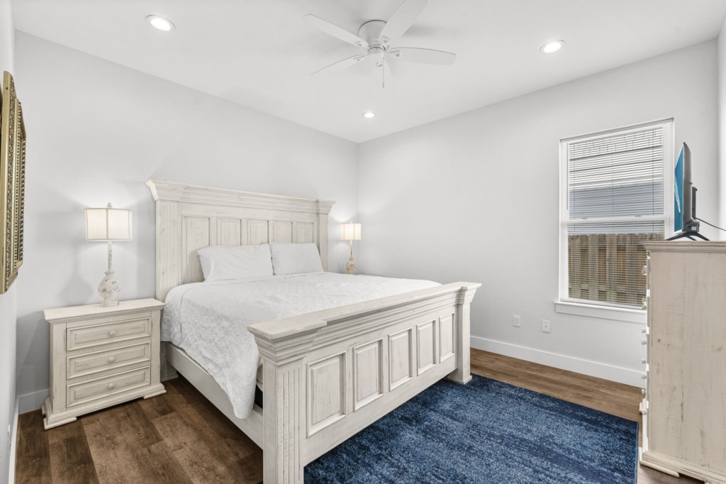 King Bedroom With Private Bathroom On 1st Floor