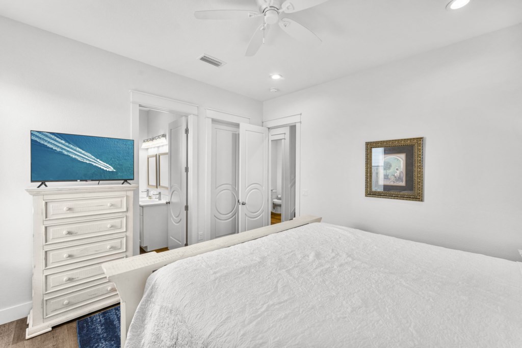 King Bedroom With Private Bathroom On 1st Floor