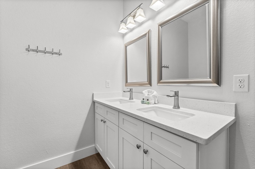 Private King Bathroom On 1st Floor