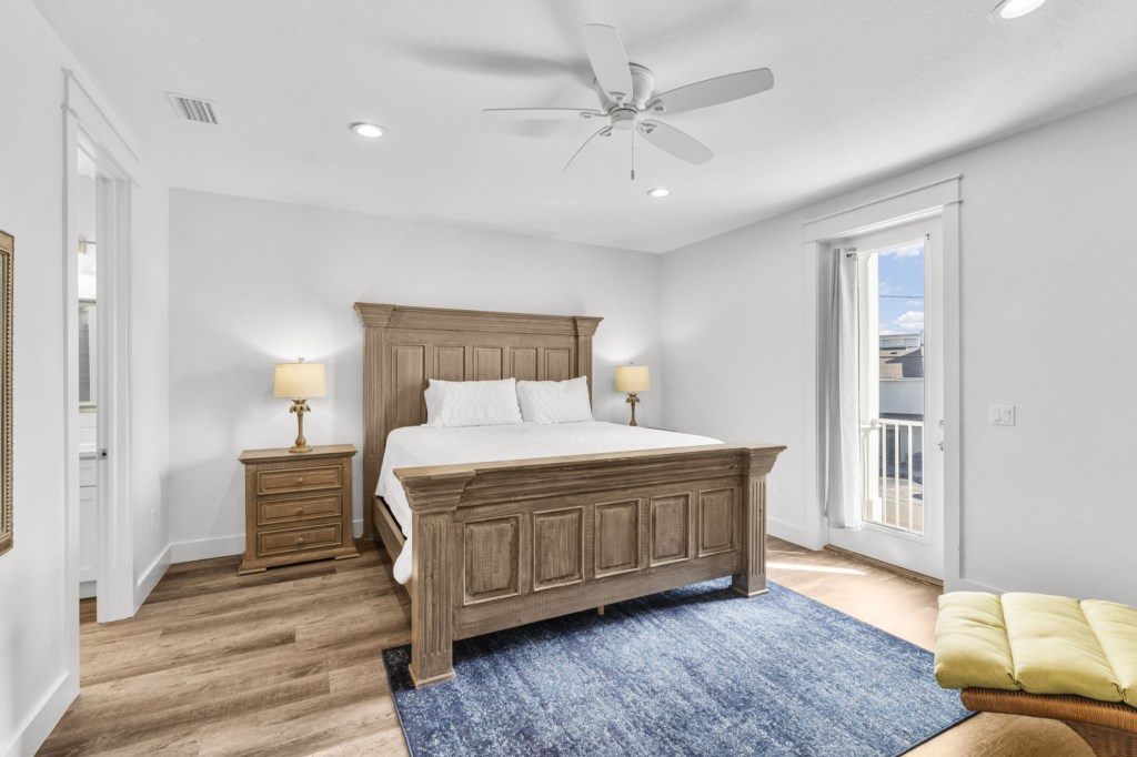 King Bedroom With Private Bathroom On 2nd Floor