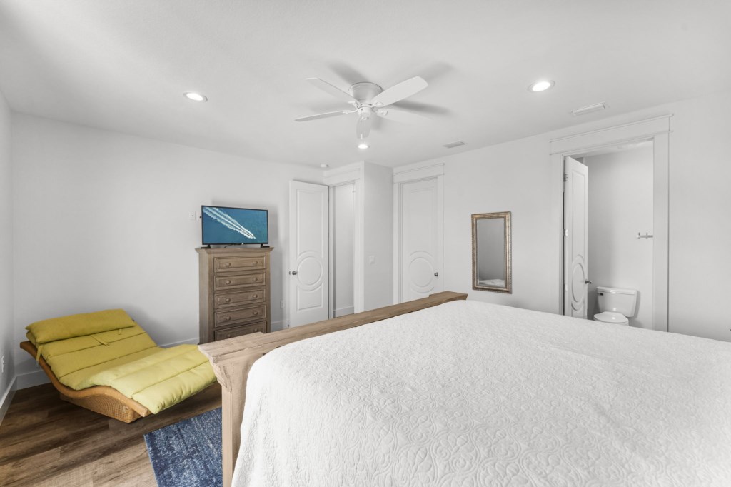 King Bedroom With Private Bathroom On 2nd Floor