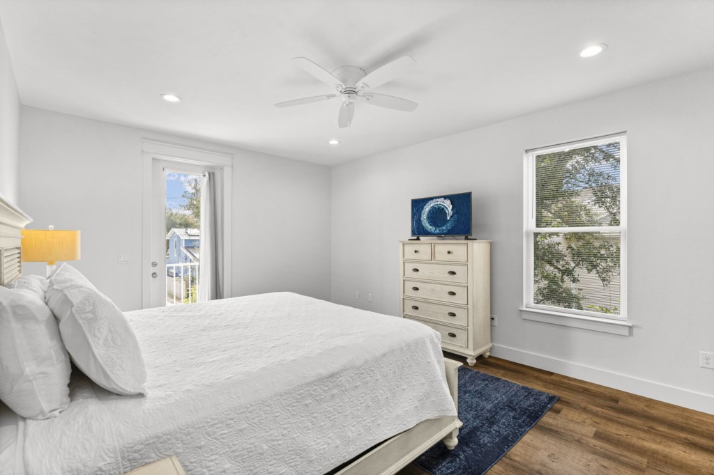 King Bedroom With Private Bathroom On 2nd Floor