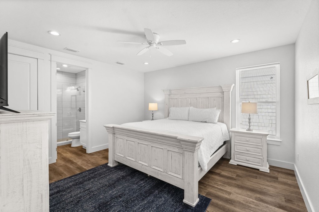 King Bedroom With Private Bathroom On 2nd Floor