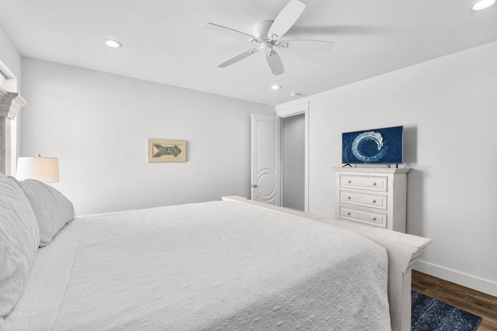 King Bedroom With Private Bathroom On 2nd Floor