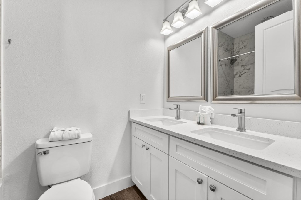 Private Queen/Bunk Bathroom On 2nd Floor