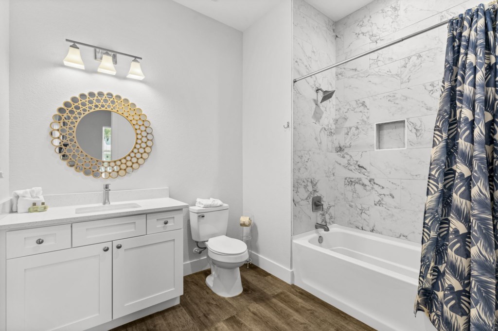 Private King Bathroom On 1st Floor