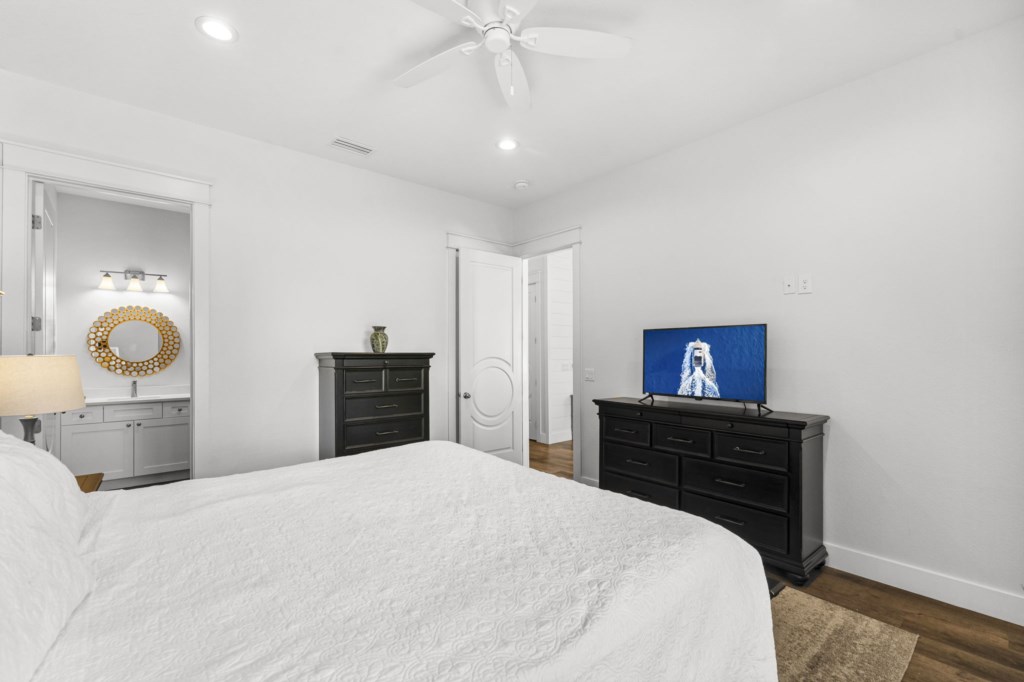 King Bedroom With Private Bathroom On 1st Floor